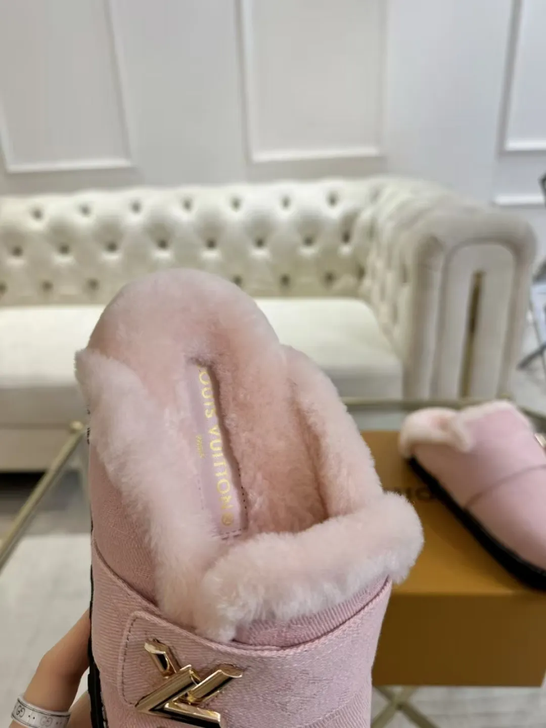 p600✨ LV Couple’s Wool Slippers｜Full of high-end feel, the soles of your feet are luxurious✨ We have achieved the ultimate restoration of the "higher version" of this pair of LV classic toe-toe slippers! 👫💫 🌟 The core advantages are clear at a glance: ✔️ Original jacquard + cowhide fabric, delicate texture, high-end at first glance; ✔️ 280% pure wool lining, wearing barefoot is like stepping on clouds ☁️, soft and skin-friendly and not sweaty; ✔️ Non-slip rubber bottom + three-dimensional toe design, super stable for walking, fashionable and practical!  👀 Must-have attention to detail: Belt buckle + classic LV presbyopic elements, revealing the aura of a big-name brand in a low-key manner ~ Whether it is a couple dating or a trip with besties, both of them are the focus when they go out👟💖 ✨ Easily match the wardrobe: jeans + sweaters, lazy and casual style ✔️ Coat + skirt, refined and elegant ✔️ One pair of shoes can handle a variety of styles, and the sense of luxury is never artificial ~ #LV slippers #couple outfit #High-End Customization #Quality Shoes Recommendation Fabric: Yangjing/classic jacquard fabric Lining: Imported wool lining Sole: Original rubber sole Size: Female 35-41 Male 38-46